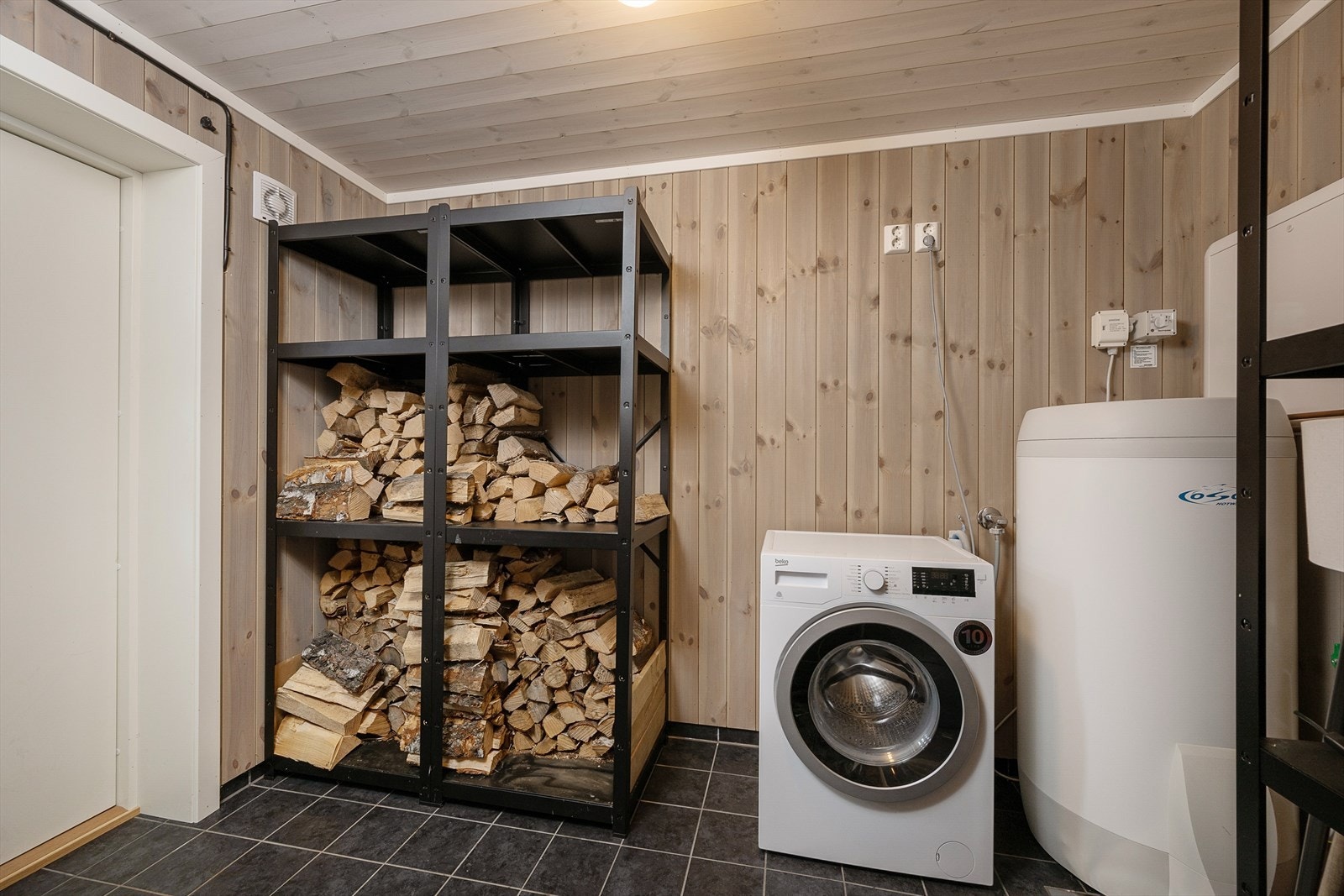 Vaskerom/bod/teknisk rom med både innvendig og utvendig inngang. Galleribilde