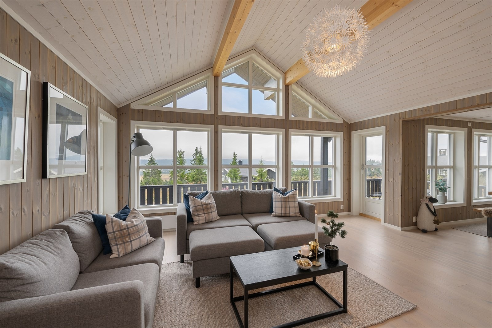 Oppholdsrommet er åpent og sosialt med fin kontakt mellom kjøkken, spiseplass og sofagruppe. Galleribilde