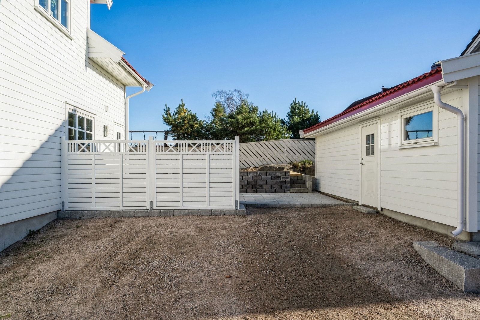 2 parkeringsplasser og skydda spisestua Galleribilde