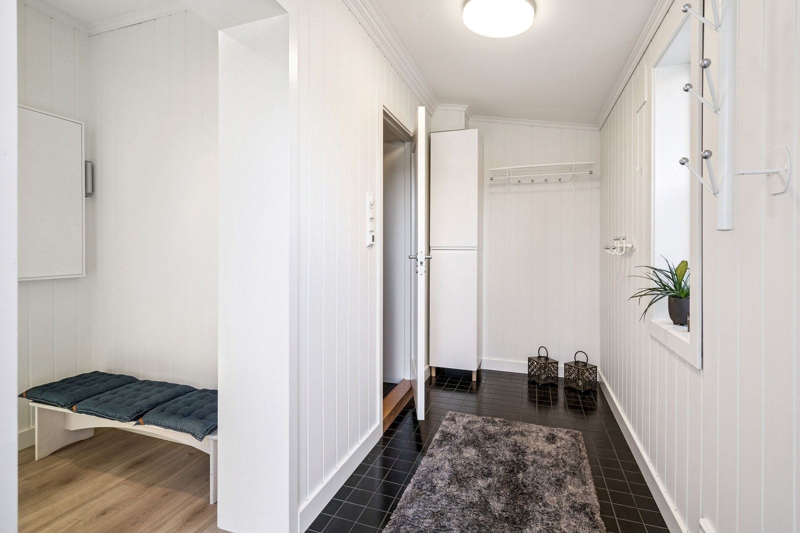 Entre i første etasjen, døren til venstre er in til badet Galleribilde