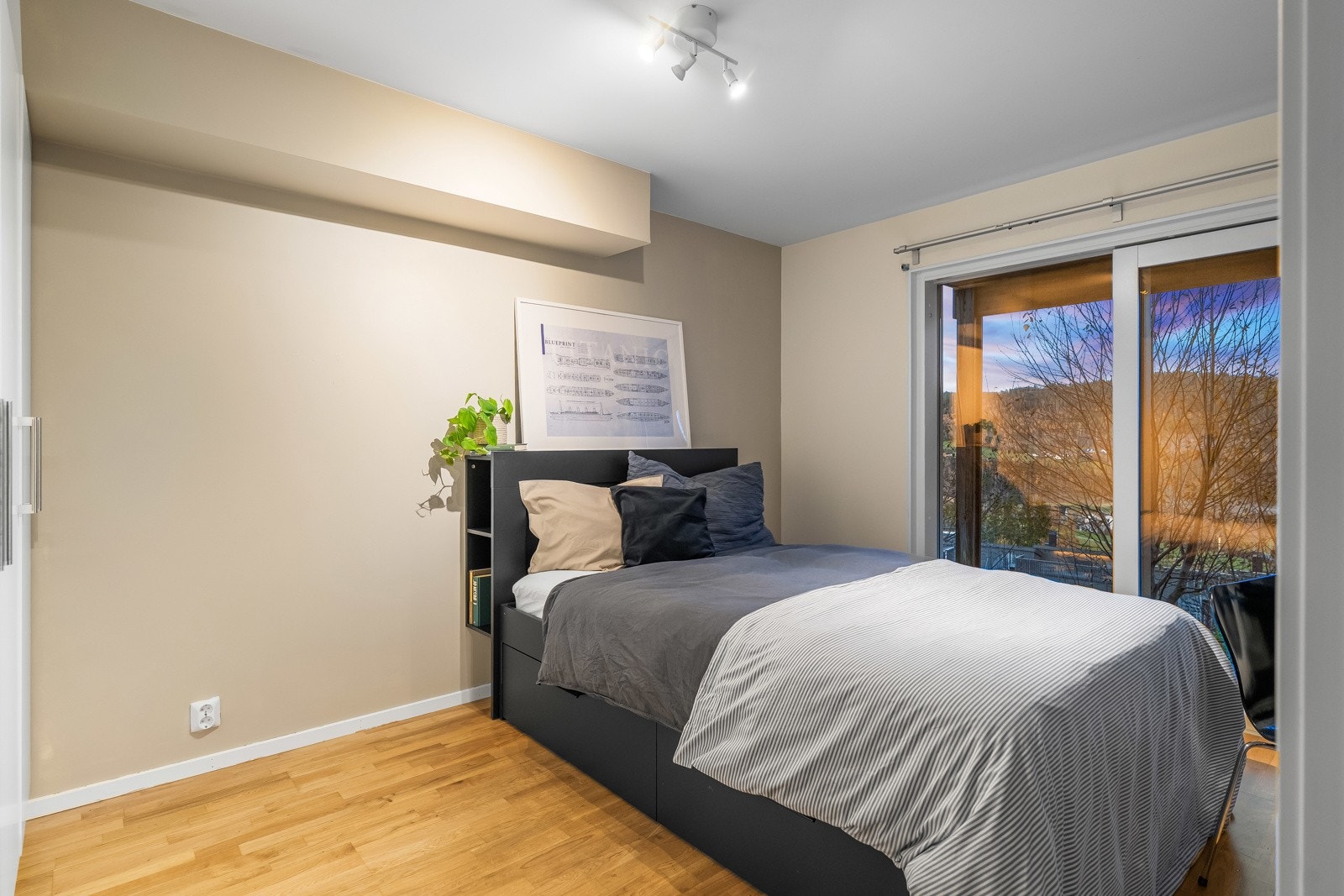 Hovedsoverom. Det er totalt 3 soverom i boligens underetasje. Rommet brukes i da av en av tenåringene i huset. Galleribilde