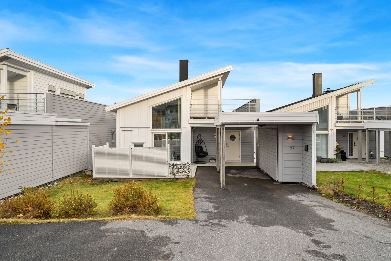 Haugeråsen 37: 250 meter til Lillomarka og lysløype. Carport og flere biloppstillingsplasser. Galleribilde