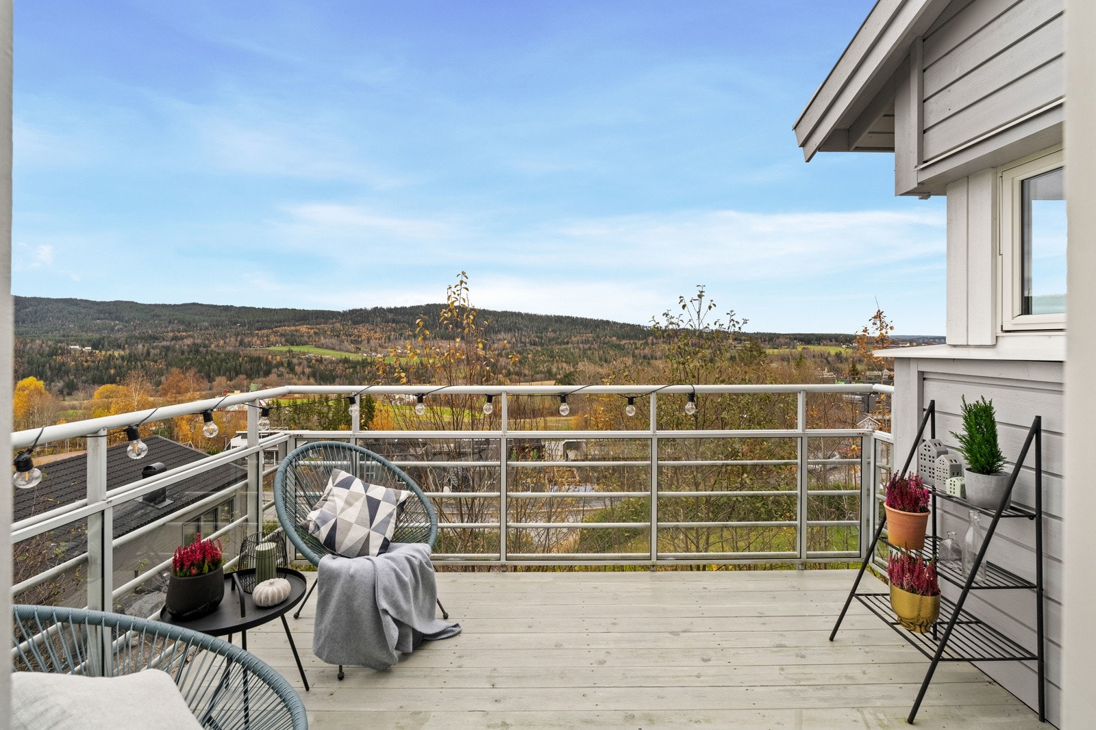 Flott utsikt og gode solforhold. Trygt boligfelt med godt naboskap. Utsikt mot Romeriksåsen og med Lillomarka samt hele Nordmarka i bakhagen Galleribilde