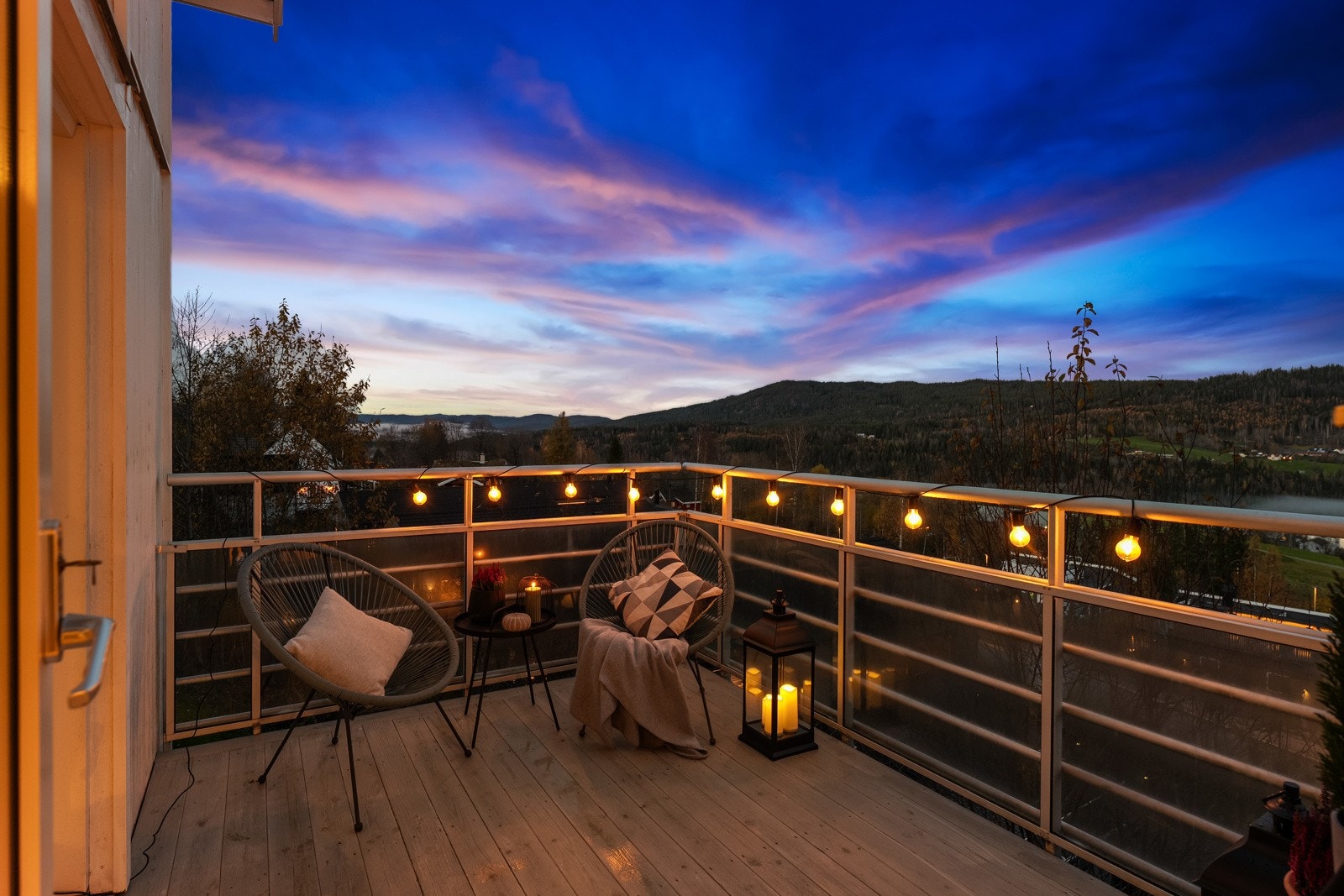 Veranda ved kjøkken. Flott utsikt. Utgang til veranda både fra stue og kjøkken. Galleribilde