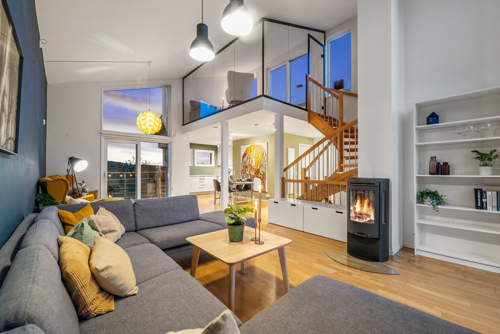 Kjell Olav Bårdseng viser deg denne flotte boligen i Haugeråsen 37. Romslig, luftig og attraktiv enebolig fra 2009. Flott utsikt, mange solrike uteplasser. 250 m. til Lillomarka og lysløype. 500 meter til skole 1-7. Galleribilde