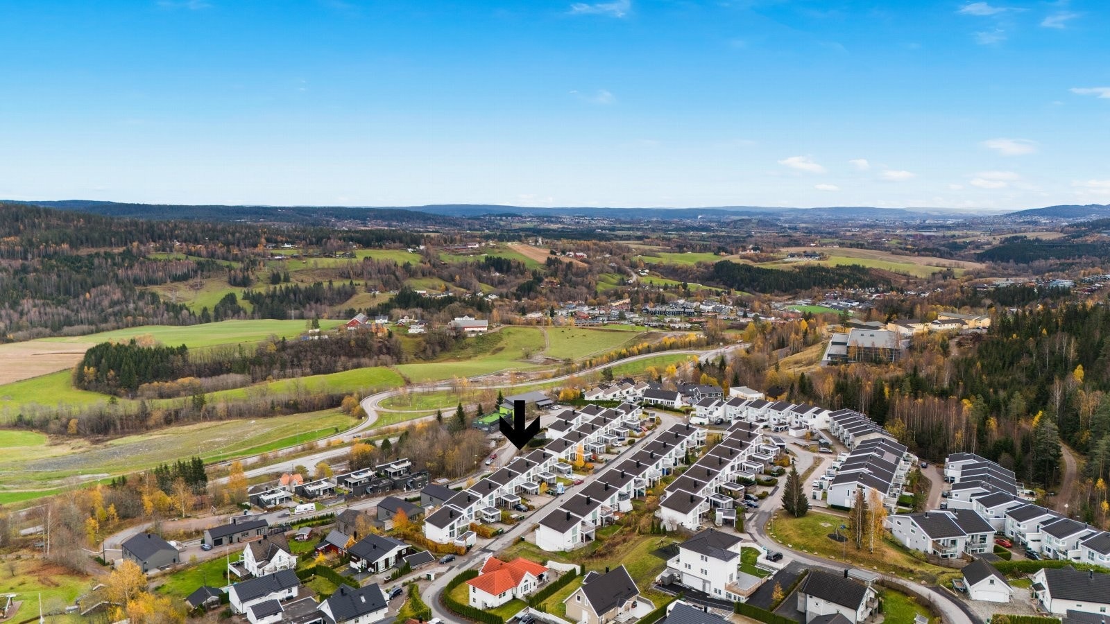 Muligheter: Plukke kantareller om høsten. Få kilometer til skikortet på vinteren og spise kanelboller på Sørskogen. Eller sykle på grusveien inn til Skredderudtjern, ta et kveldsbad og sove i telt eller hengekøye. Haugeråsen 37 gir deg muligheter :-) Galleribilde