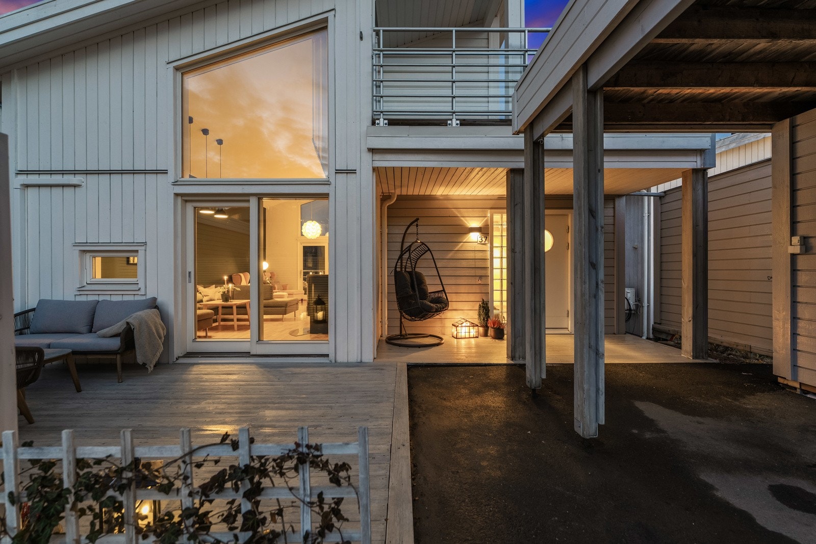 Koselig overbygget inngangsparti. Skjermet platting til venstre, carport og bod til høyre. Galleribilde