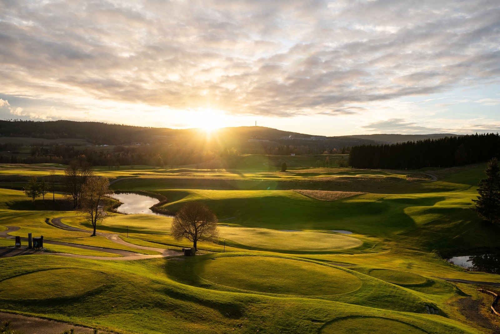 Ca. 7 km. fra boligen ligger Hauger Golfbane. Anlegget ligger vakkert i sydhellingen mot Hellerudsletta. Topografien i området gir banen en åpen og flott utsikt over de nærliggende områdene. Galleribilde