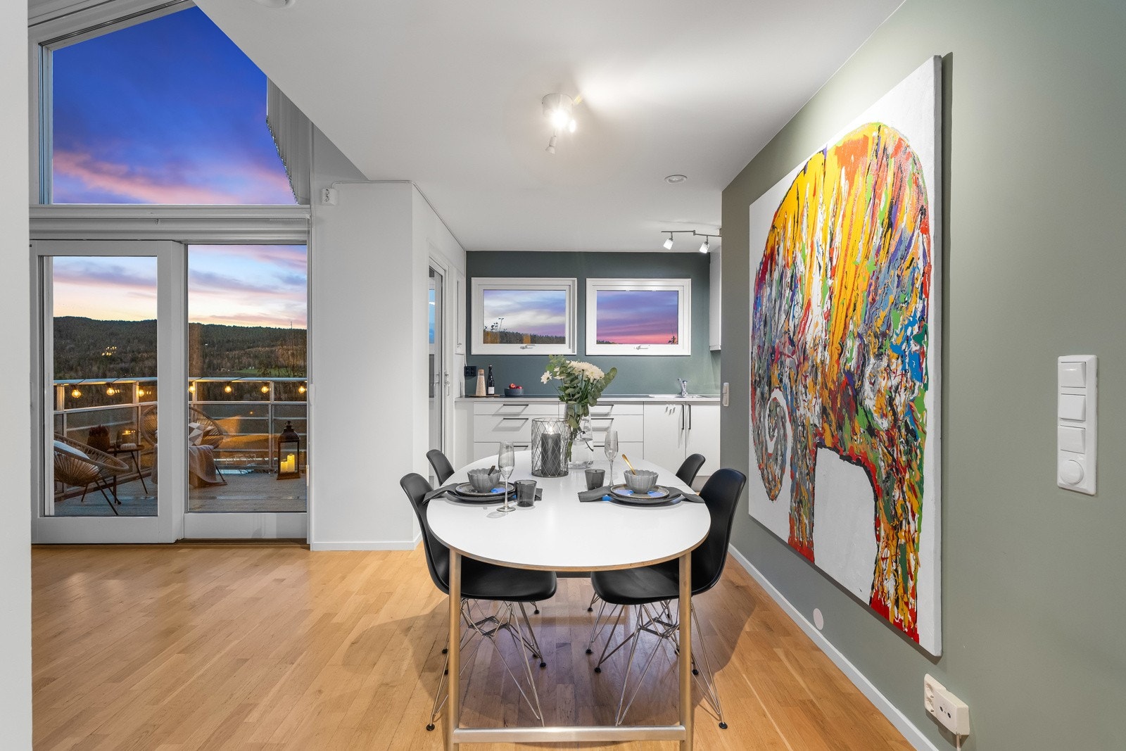 Veranda i trekonstruksjon ca. 8, med adkomst fra både stue og kjøkken. Galleribilde