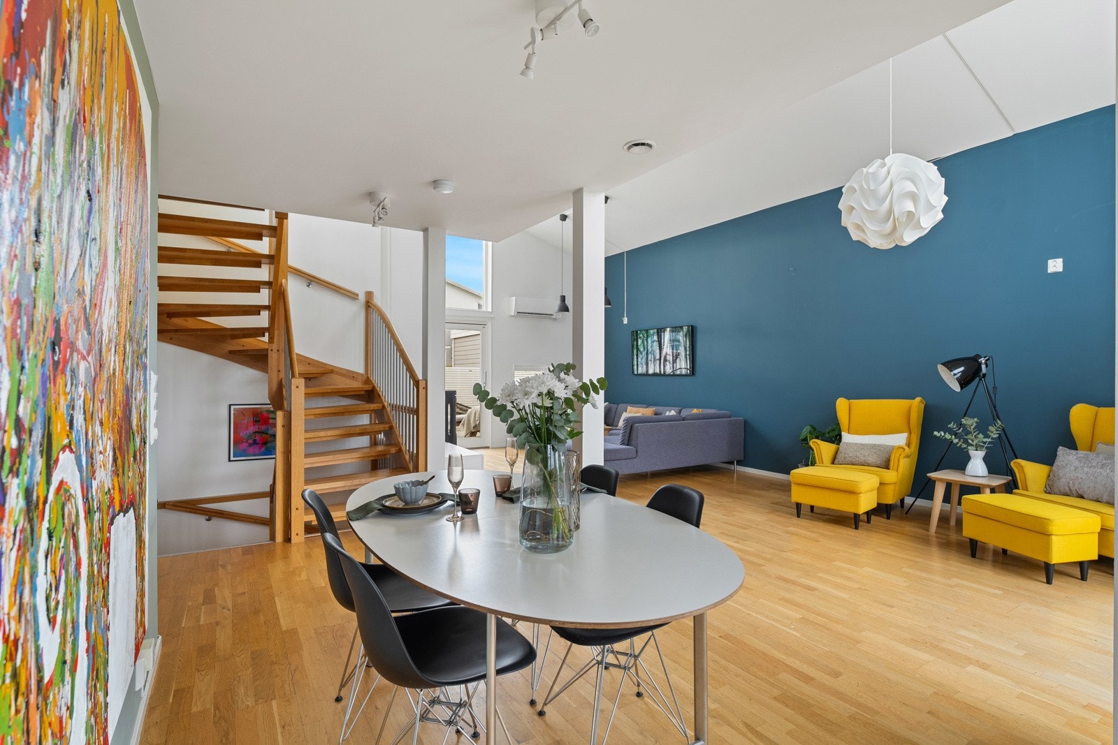 Spisestue med god plass til venner og familie. Flott peisovn i stuen. Galleribilde