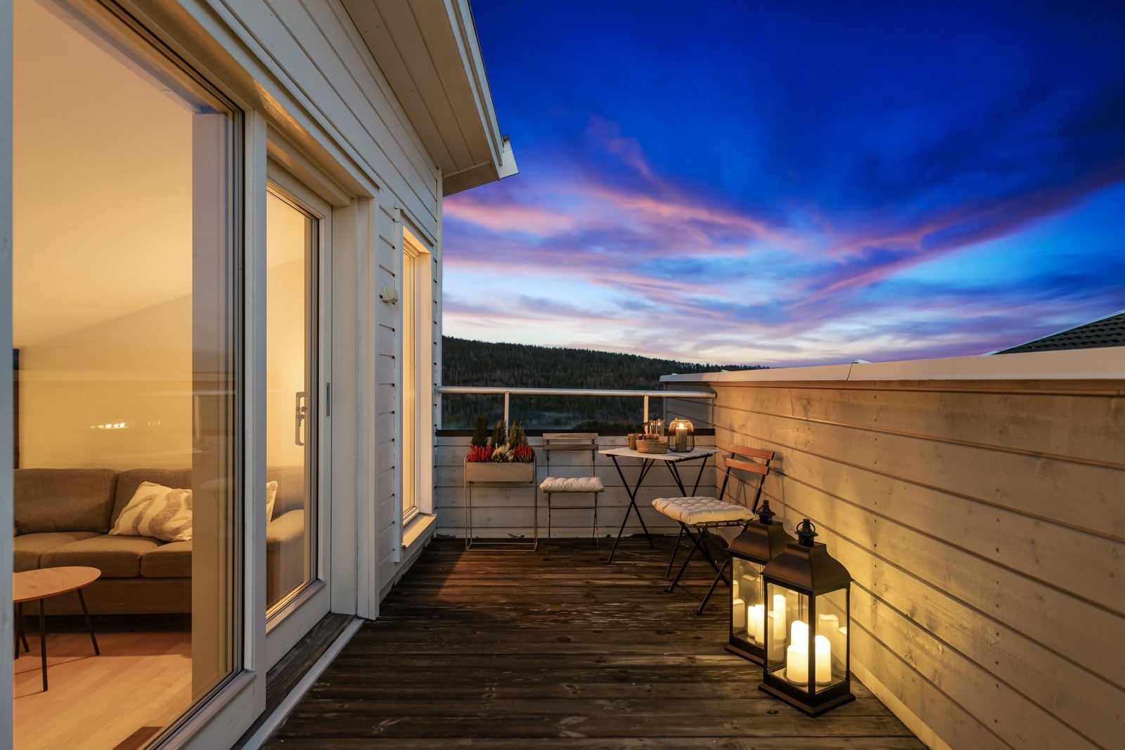 Takterrasse i trekonstruksjon, med adkomst fra loftstue/hems, ca. 20 kvm. Galleribilde