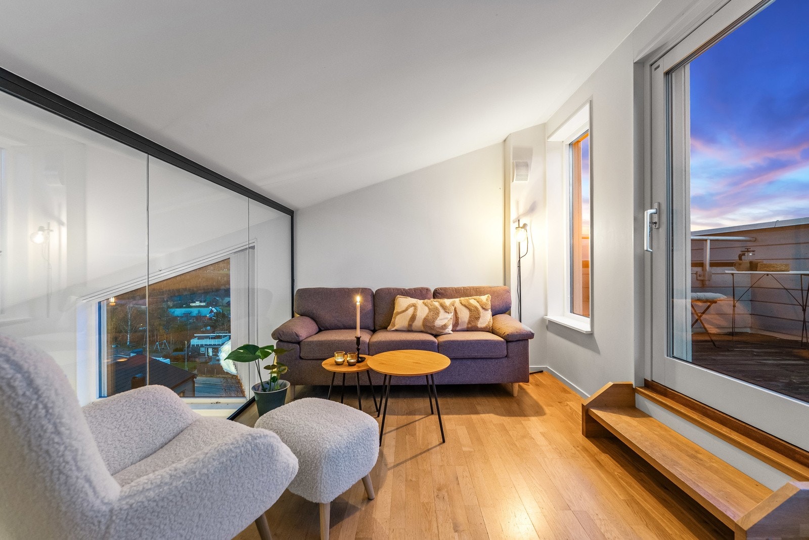 Loftstue/Hems i 2.etg. Rommet er glasset inn. Utgang til takterrasse til høyre i bildet. Galleribilde