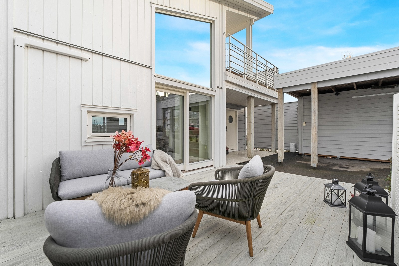 Terrasse på ca. 25 kvm. ved inngangen til boligen. Adkomst fra stue. Galleribilde