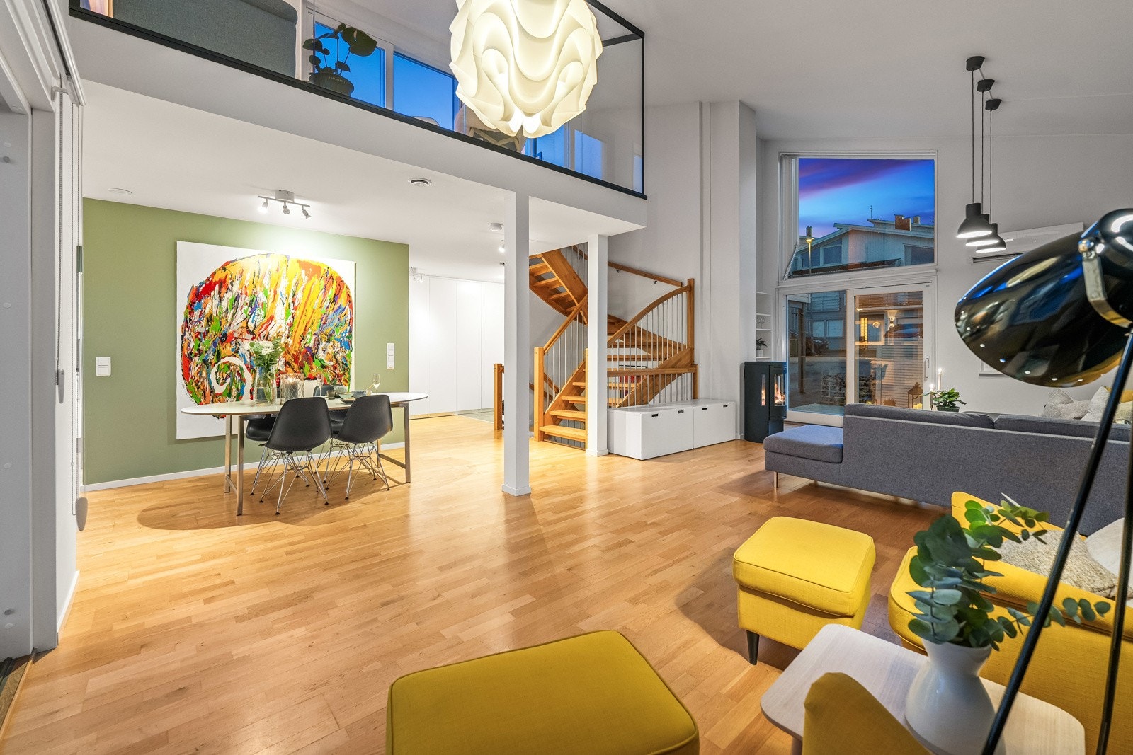 Den høye himlingen gir en romslig atmosfære i boligen. Utgang til en vestvendt terrasseplatting på ca. 25 kvm. Galleribilde