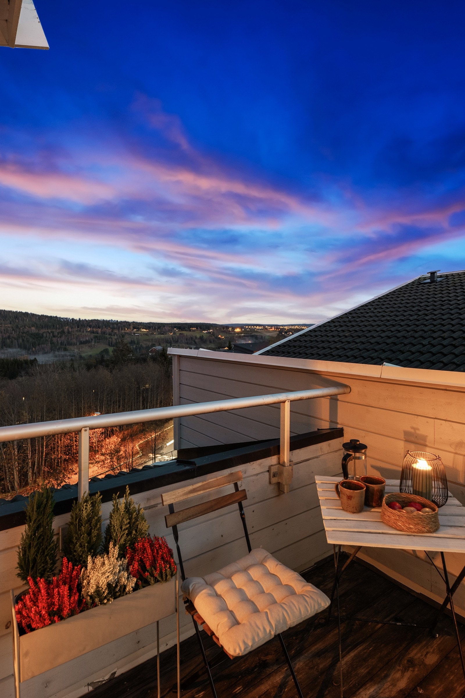 Flott utsikt og gode solforhold. Til venstre i bildet ser man mot Romeriksåsen. Midt i bildet kan man se Nittedal kirke og Brånåsen på Skedsmokorset. Galleribilde