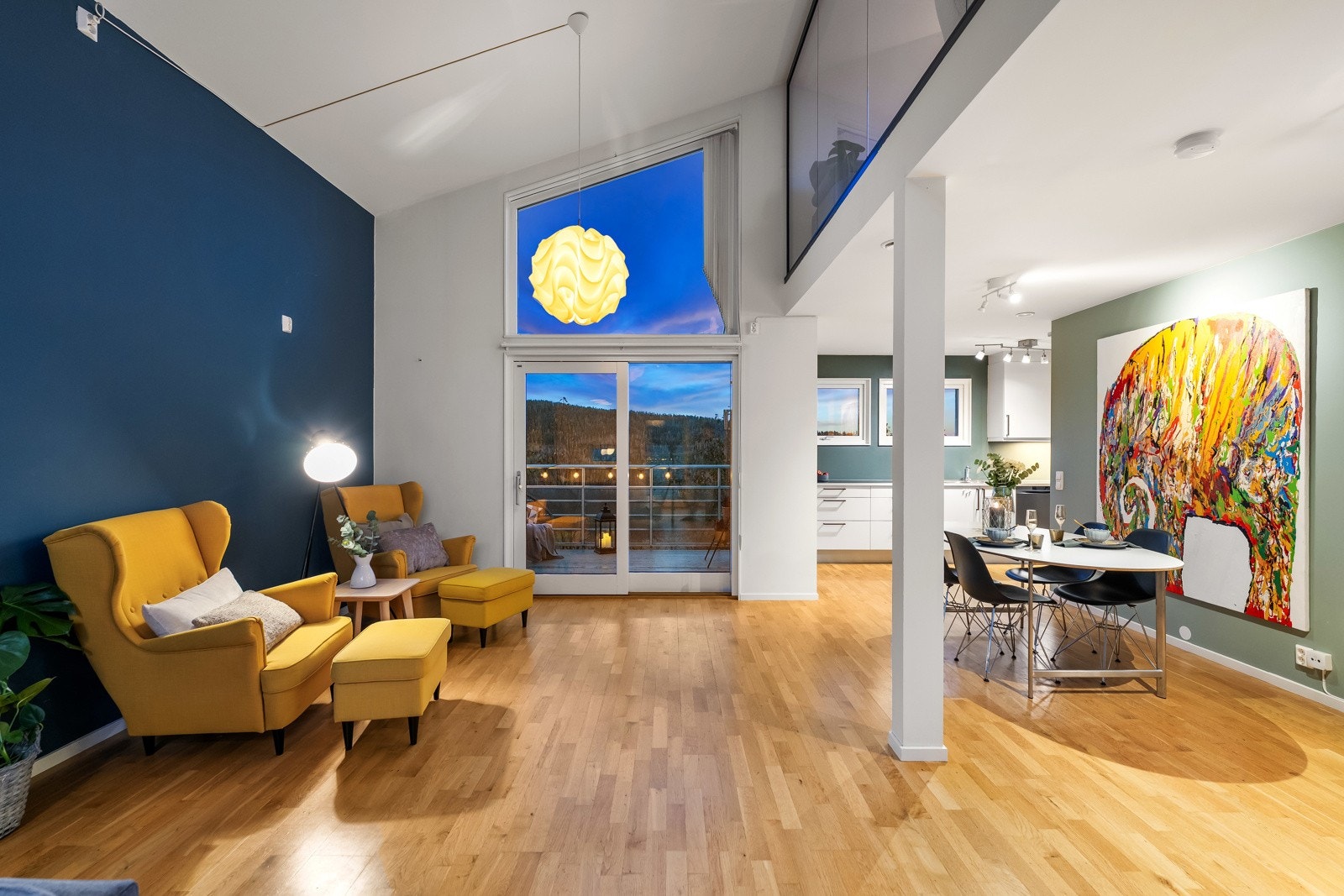 Stue med god plass til salong og spisestue. Himlingshøyde på det høyesete på over 4,3 meter. Store vinduer som slipper inn masse lys. Galleribilde