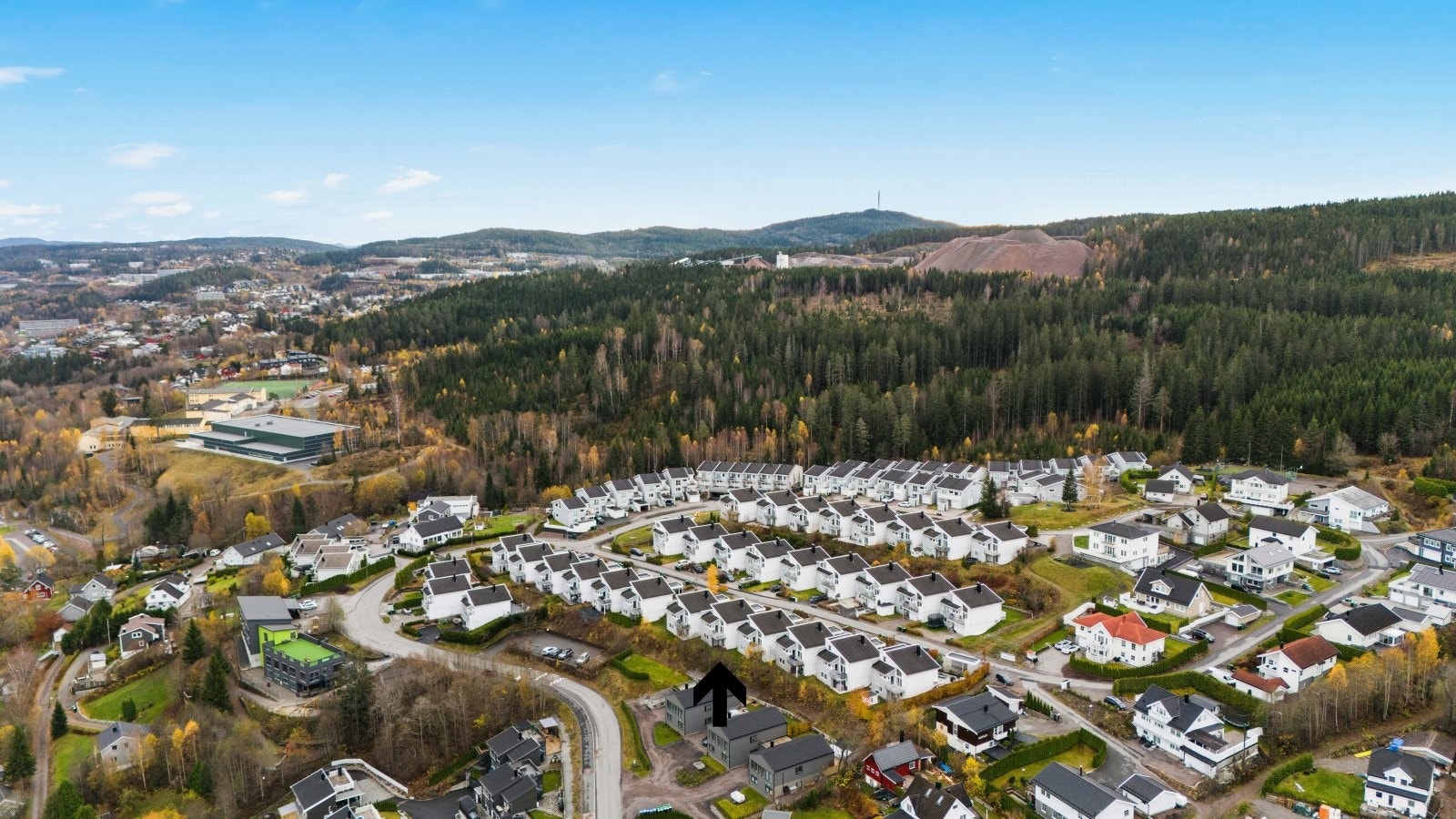 Utforsk eventyrskogen noen minutters gange fra huset, grille pølser på bålpanna, plukke villbringbær om sommeren, og gå på ski om vinteren. Lillomarka og løypenettet som binder hele Nordmarka sammen, gir utallige opplevelser. Galleribilde