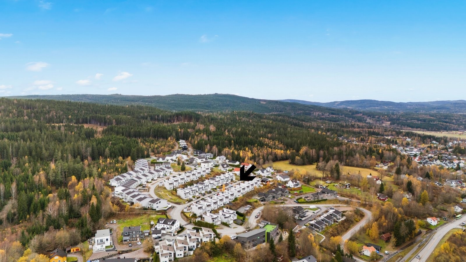 Romslig, luftig og attraktiv enebolig fra 09. Flott utsikt, mange solrike uteplasser. 250 m. til Lillomarka og lysløype. Er som å bo i skogkanten ca. 20 minutter fra Oslo Sentrum. Galleribilde