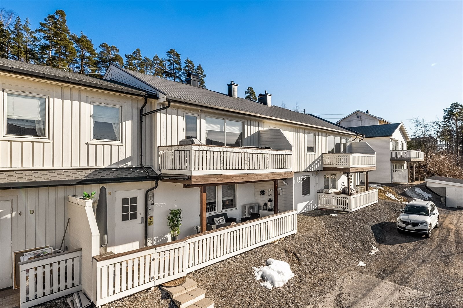 Leiligheten ligger i underetasjen og har en terrasse på ca 20 ved inngangspartiet. Galleribilde