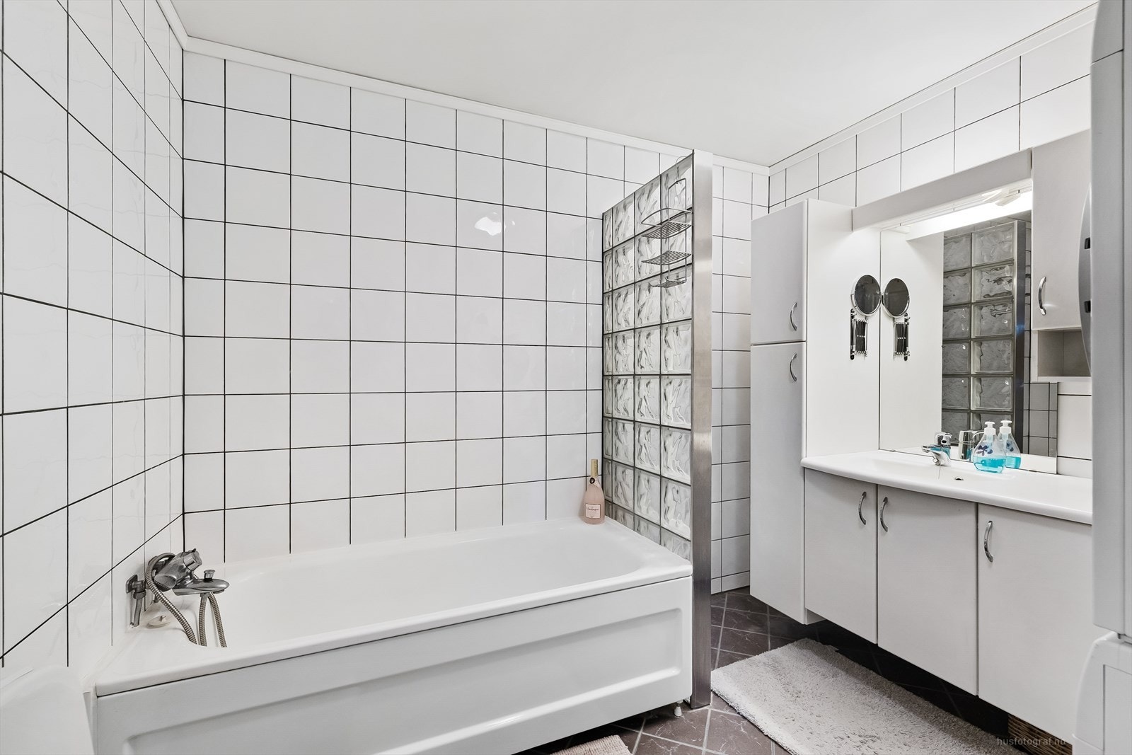 På badet er montert en lys pen innredning med integrert servant i heldekkende plate. Det er sideskap og underskap. Galleribilde