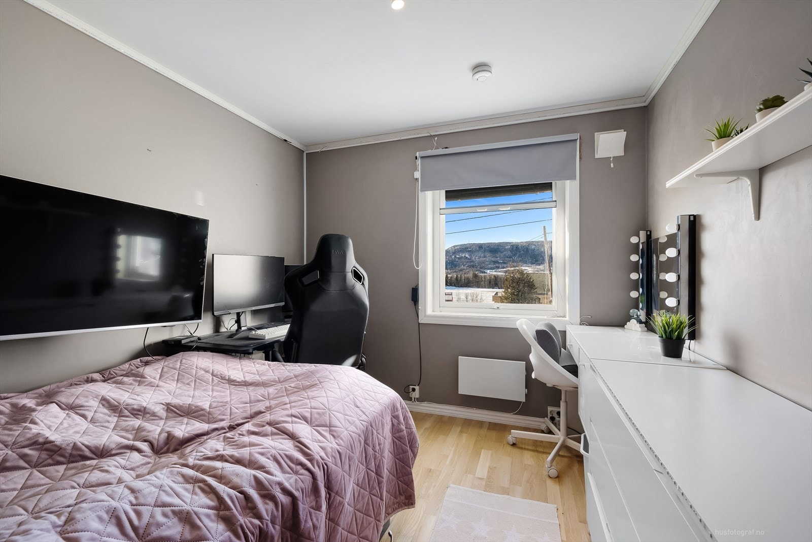 Soverom 2 har plass til seng og skrivebord. Galleribilde