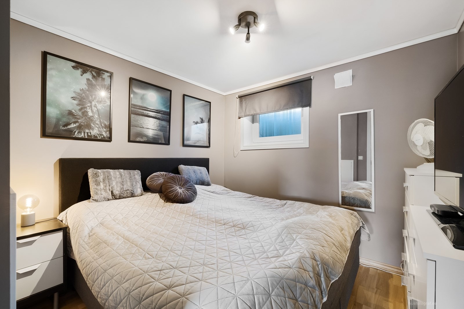 Leiligheten har 2 soverom, det er plass til dobbeltseng og nattbord. Galleribilde