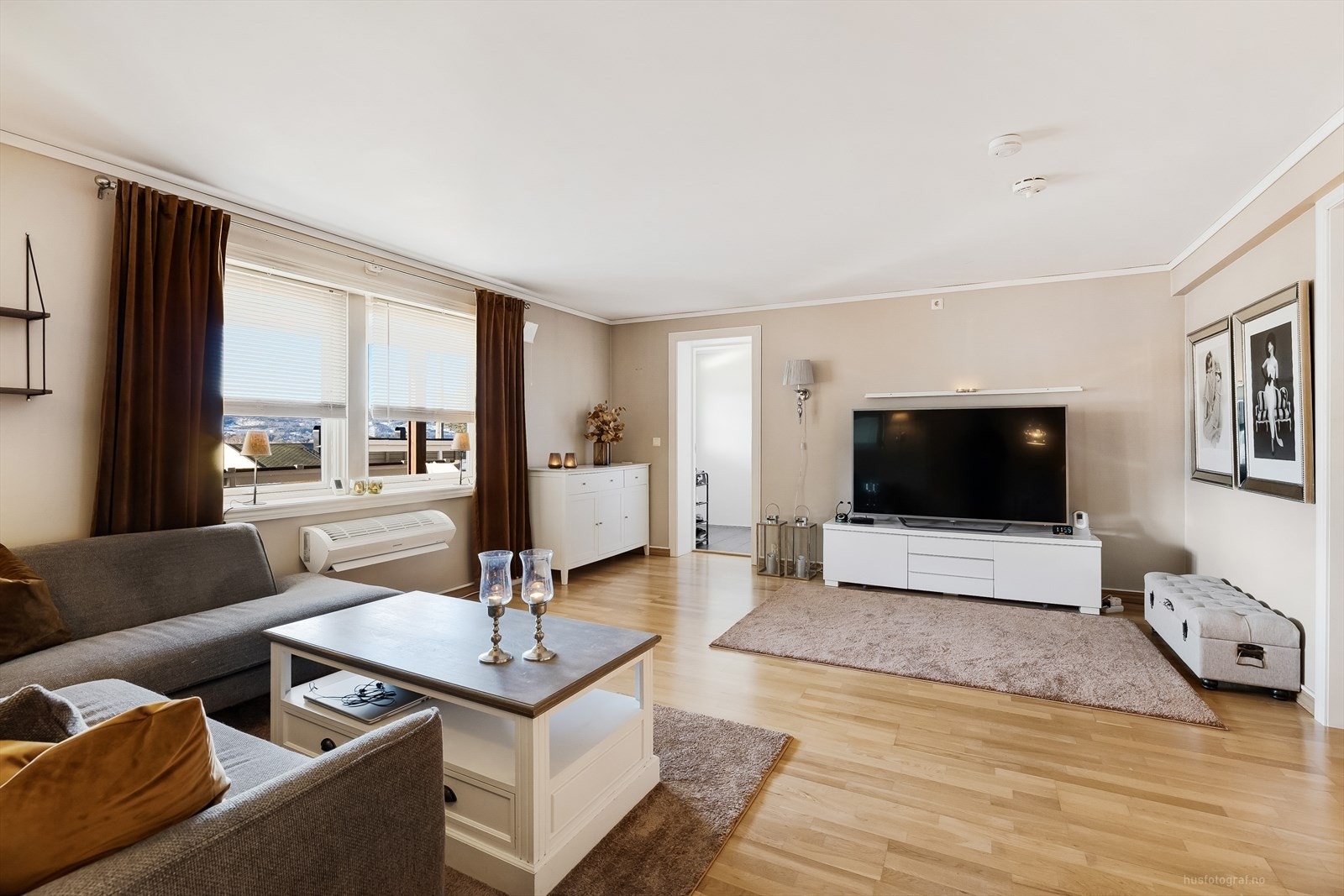 Her er det plass til sofa, bord og tv-benk. Galleribilde