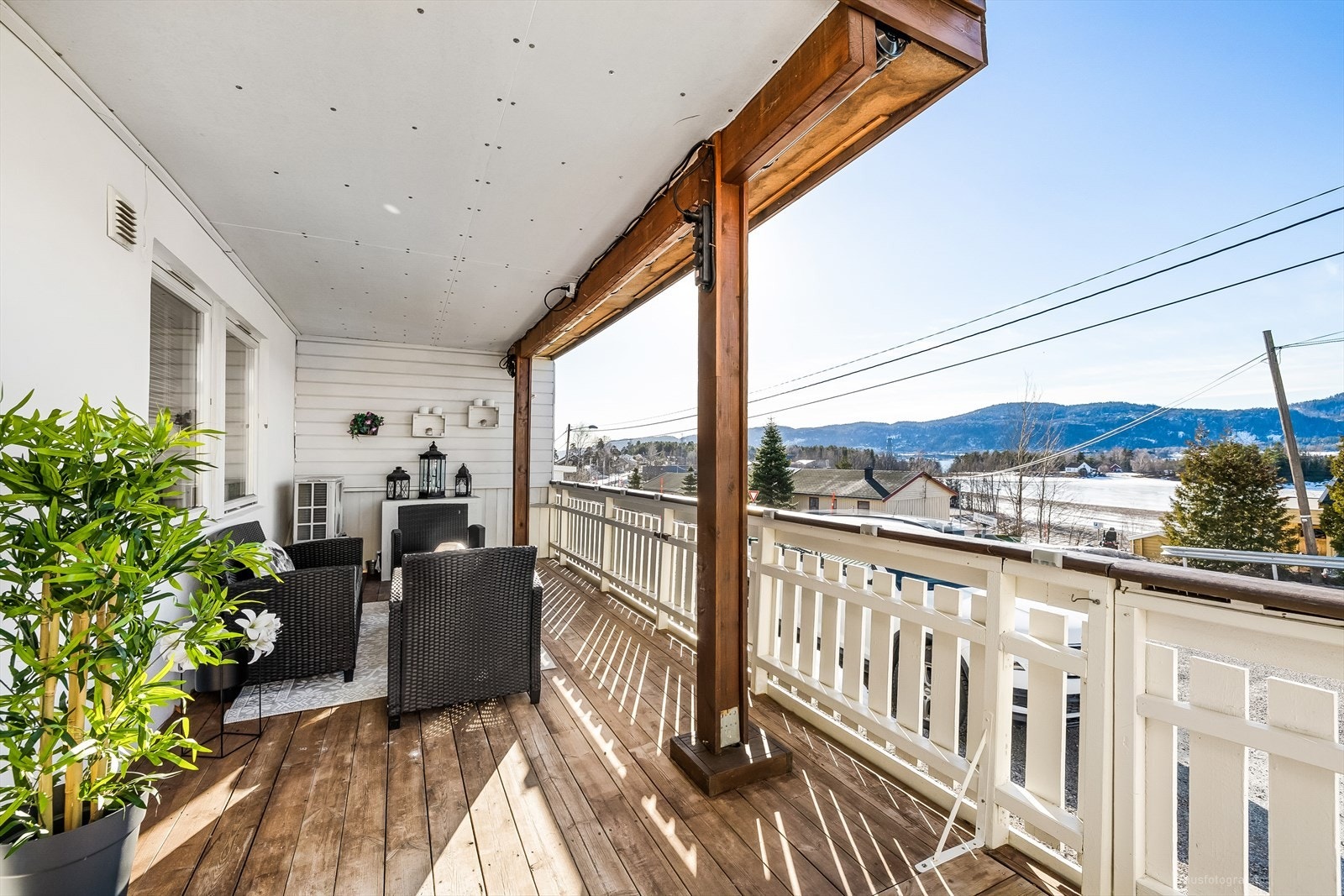 Fra terrassen er det utgang til gårdsplass. Galleribilde