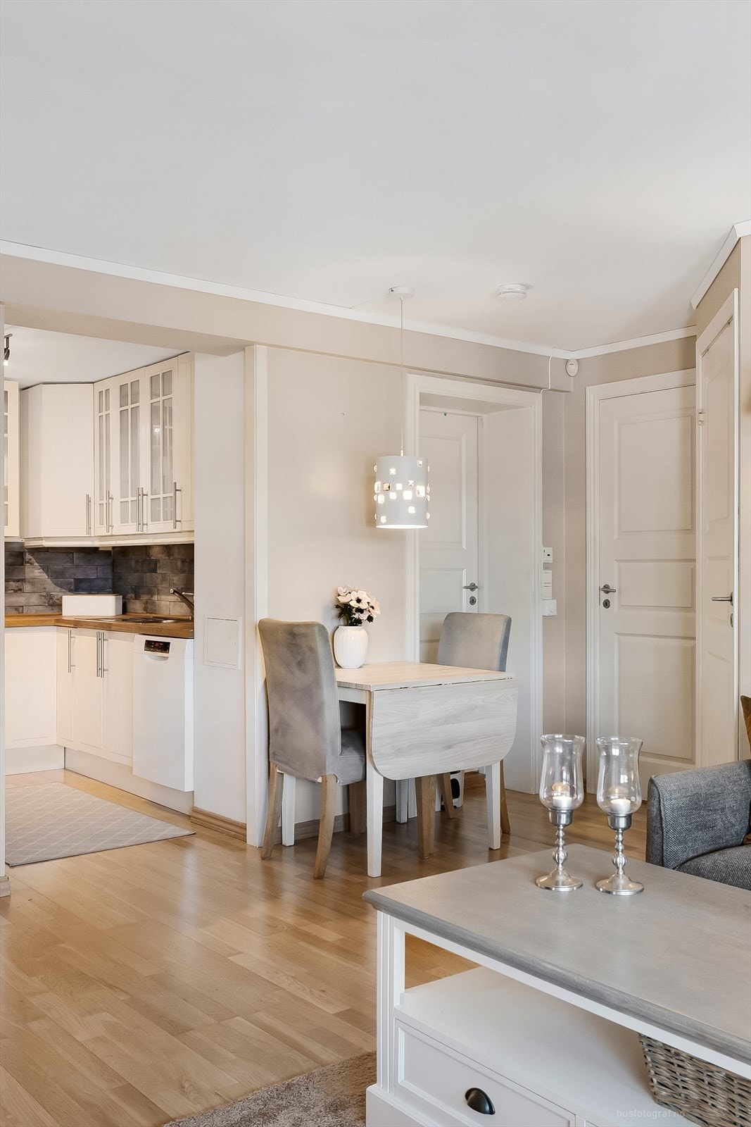 Det er delvis åpent mellom kjøkken og stue. Galleribilde