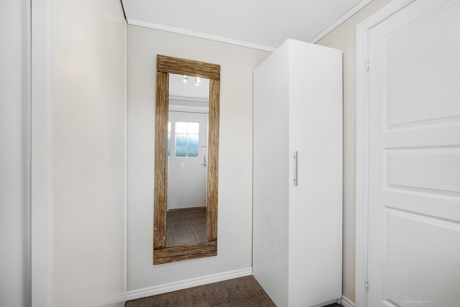 I garderobeskapet er det mulighet for oppbevaring av klær. Galleribilde