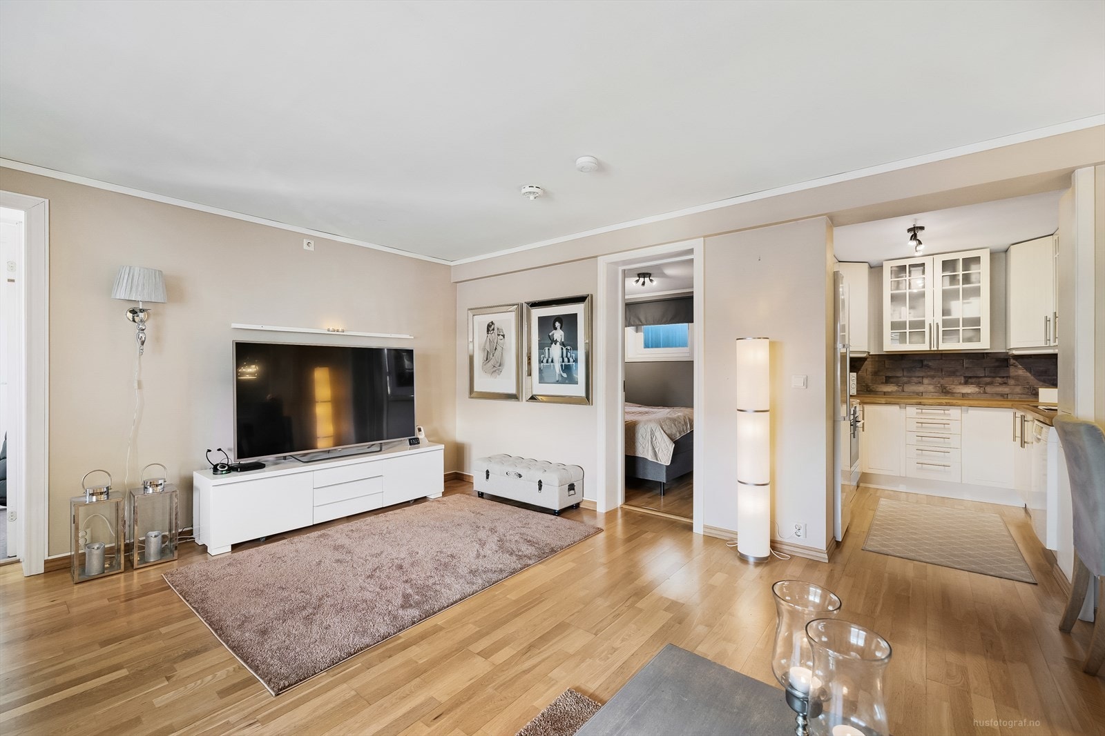 Fra gangen går mann videre inn i stuen. Galleribilde