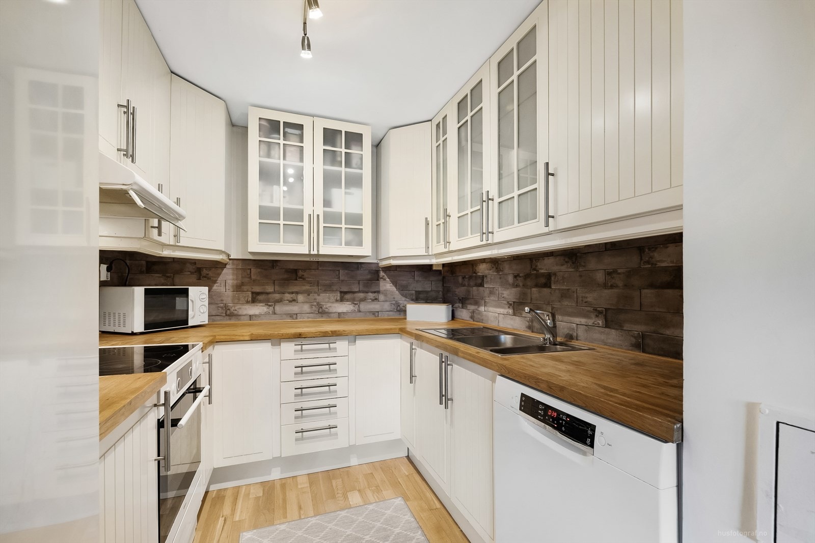 Kjøkkenet har godt med skuffer og skap til oppbevaring, godt med lys på kjøkkenet. Galleribilde