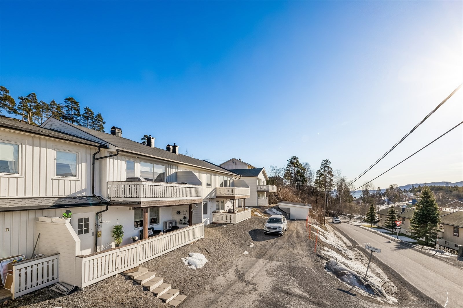 Parkering foran boligen. Galleribilde