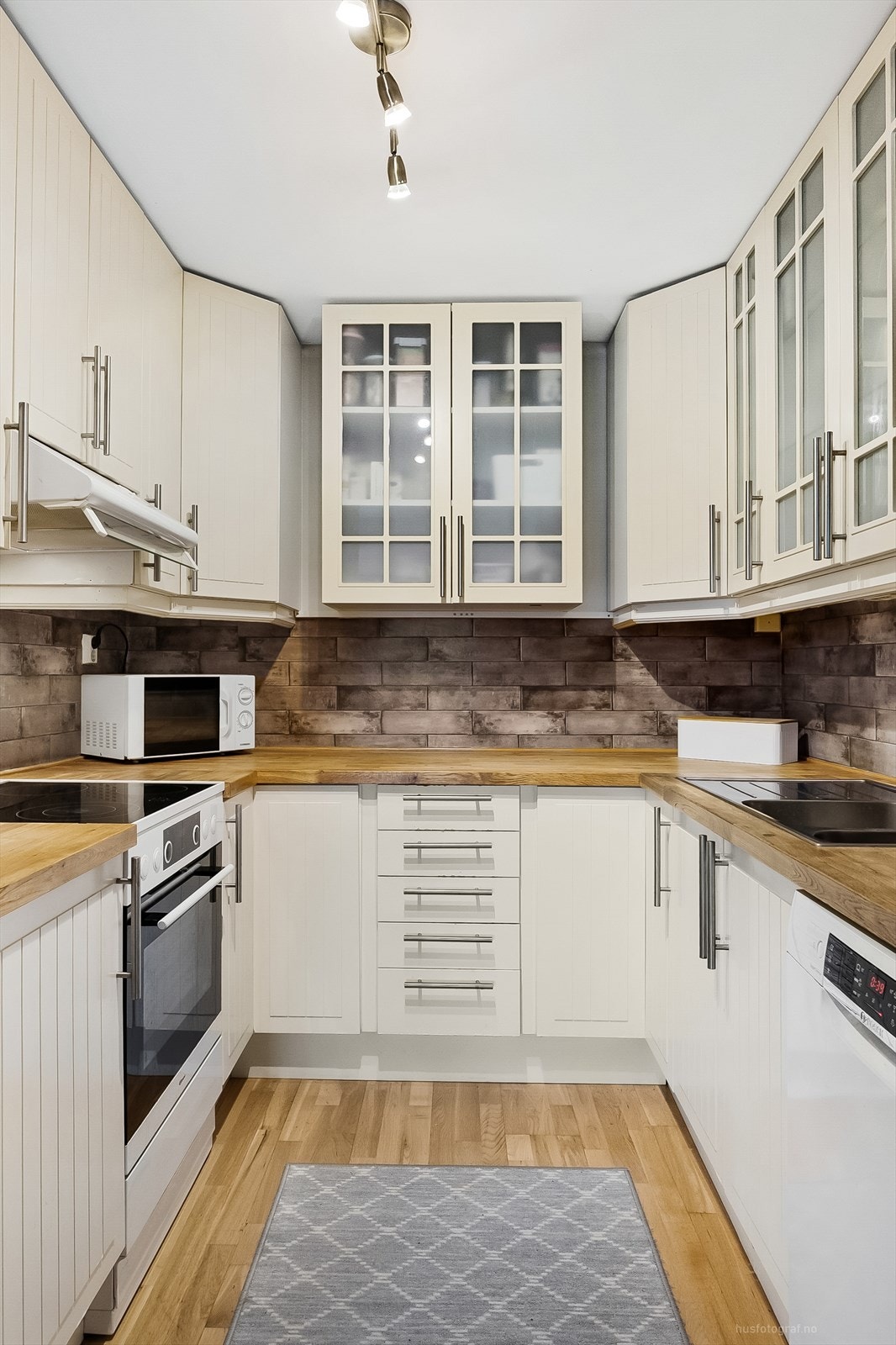 På kjøkkenet er det montert en lys innredning av merke Ikea. Det er heltre benkeplate, og det er en nedsenket oppvaskkum i stål. Galleribilde