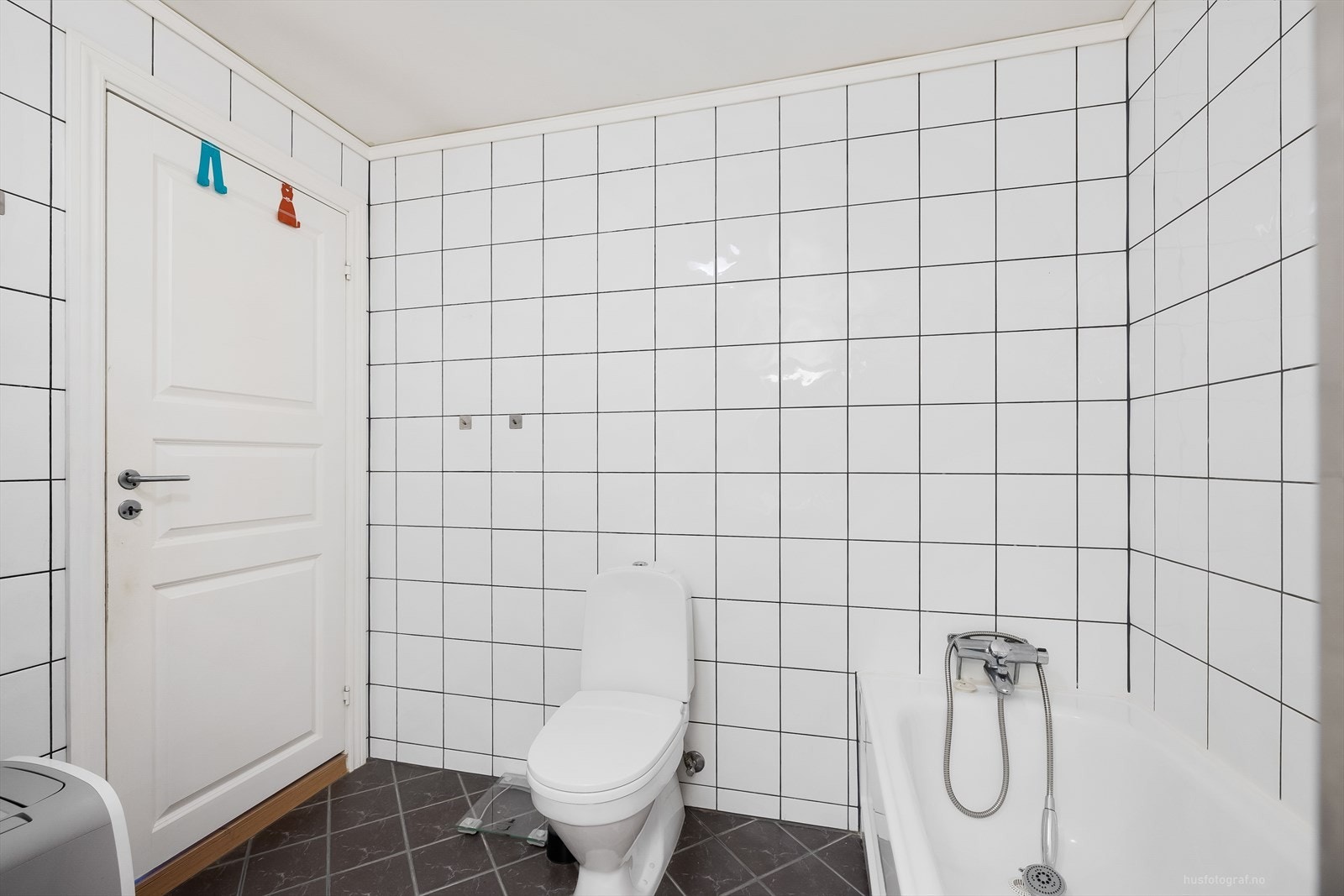 Det er montert et toalett, et badekar og det er opplegg for vaskemaskin. Galleribilde