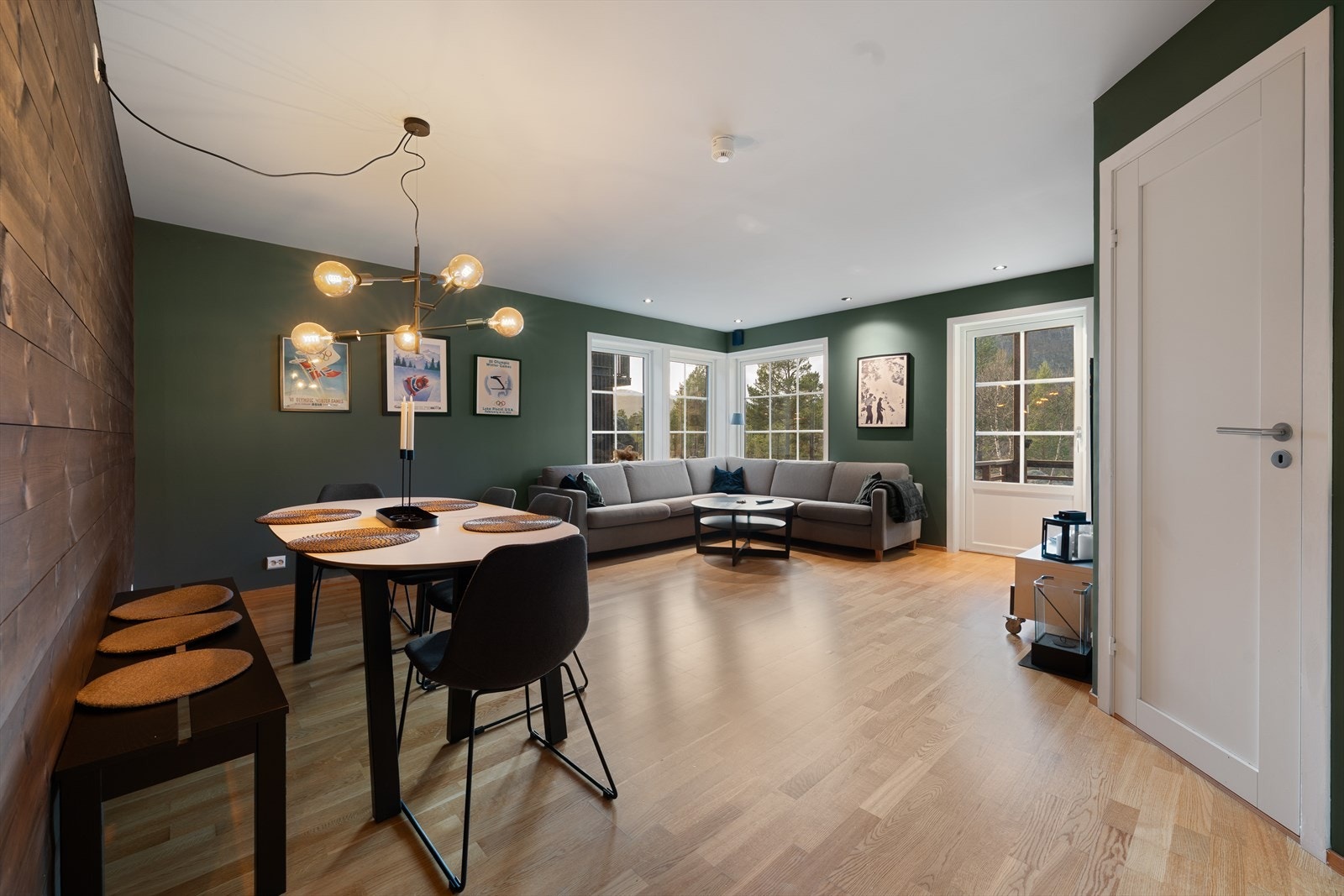 Stue med utgang til vestvendt terrasse med meget gode solforhold. Galleribilde