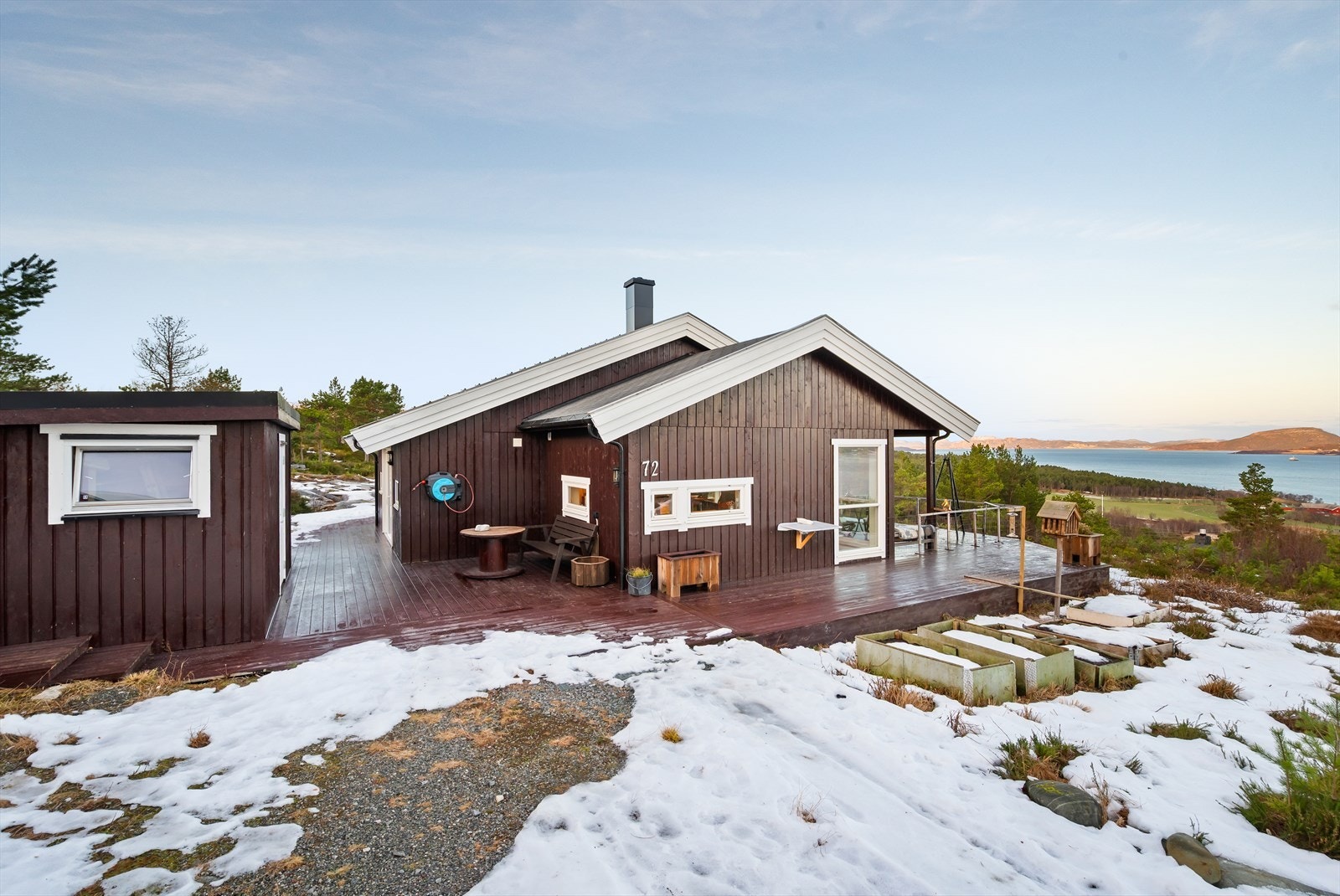 På terrassen har hytta sol dagen lang, så her nytes virkelig varme og late feriedager til fulle. Galleribilde