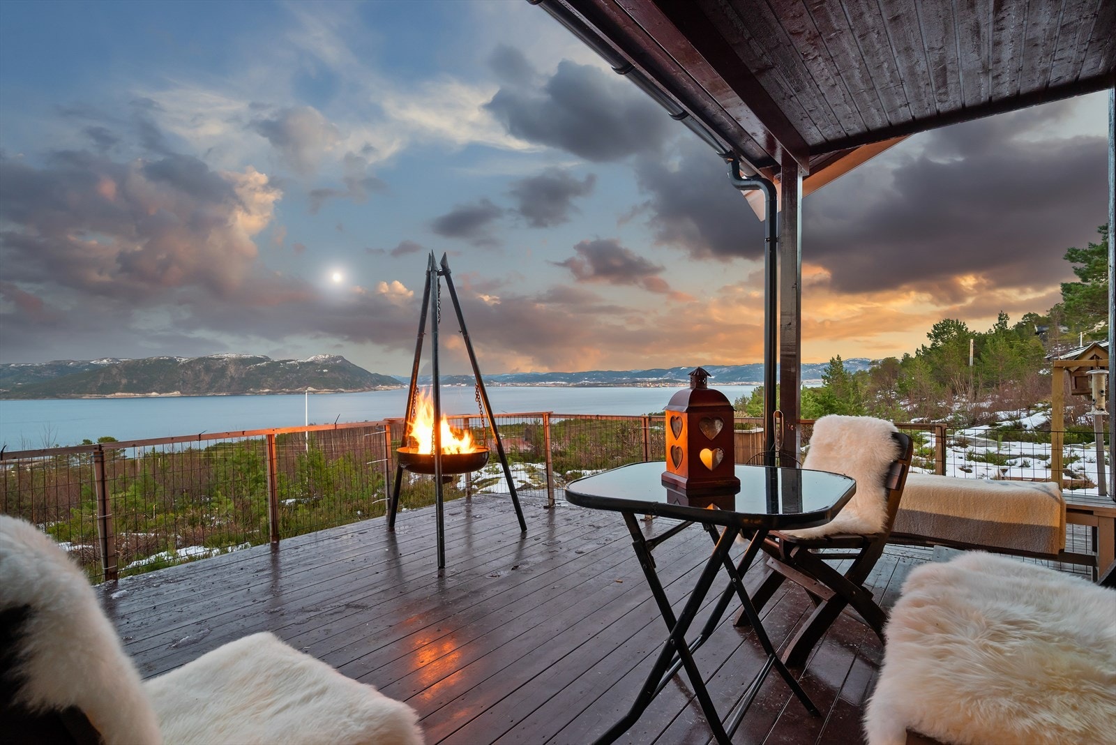 Slående panoramautsikt gir et vakkert bakteppe for hyggen utendørs. Galleribilde