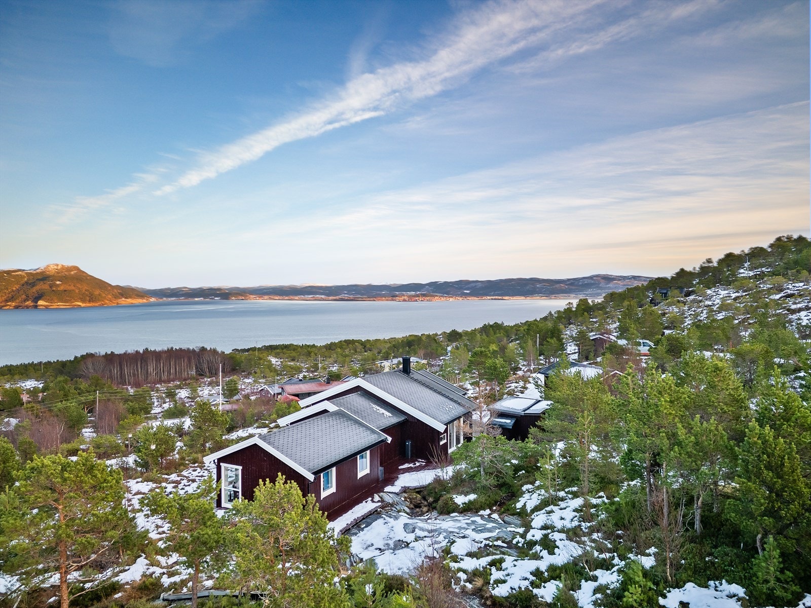 Det er kort vei til sjøen, hvor man finner ledige båtplasser til leie. Galleribilde