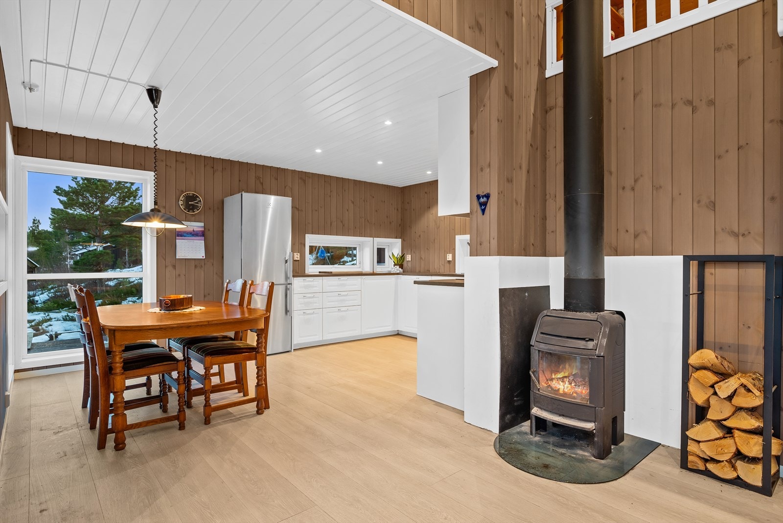 Etter en lang dag ute er det koselig å komme inn for å finne varmen foran en peisovn i stuen. Galleribilde