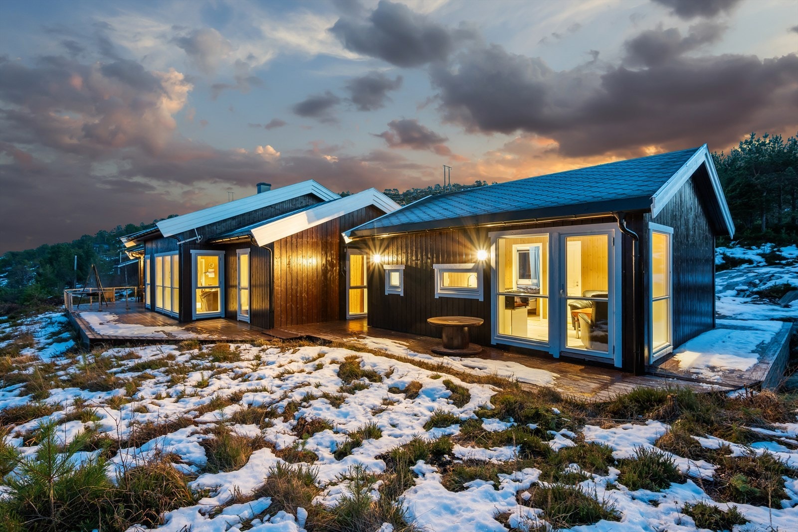 En herlig terrasse strekker seg rundt hele hytta, med belysning, utestikk og et samlet areal på rundt 140 kvm. Galleribilde