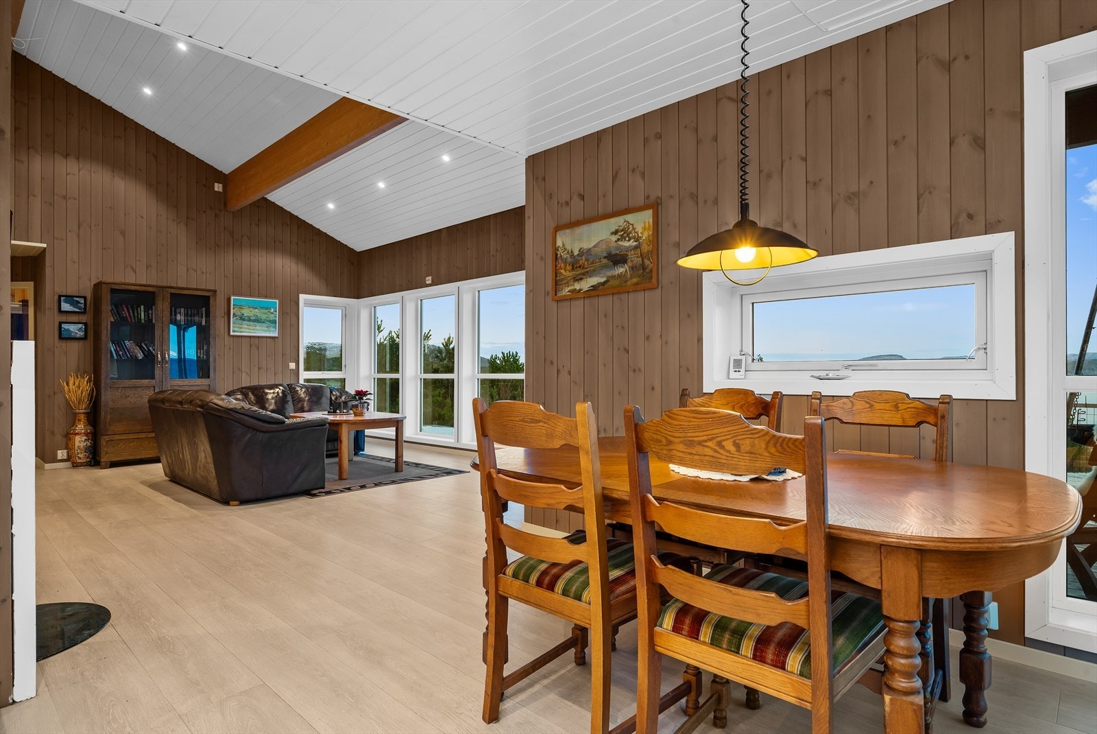 Stuen er naturlig inndelt i ulike soner, og det passer utmerket å innrede med langbord nærmest kjøkkenet. Galleribilde