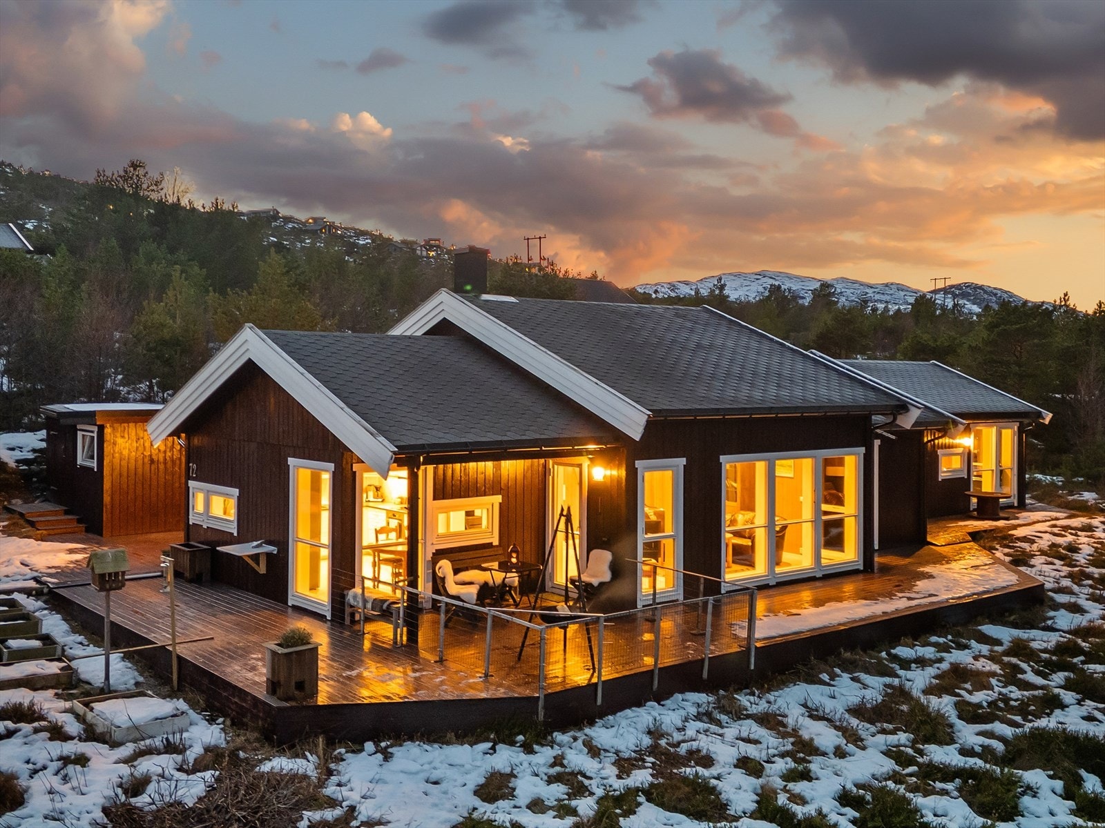 Velkommen til Nordåsen Hyttefelt 72 - en lun, moderne og innbydende hytte over ett plan pluss hems. Galleribilde