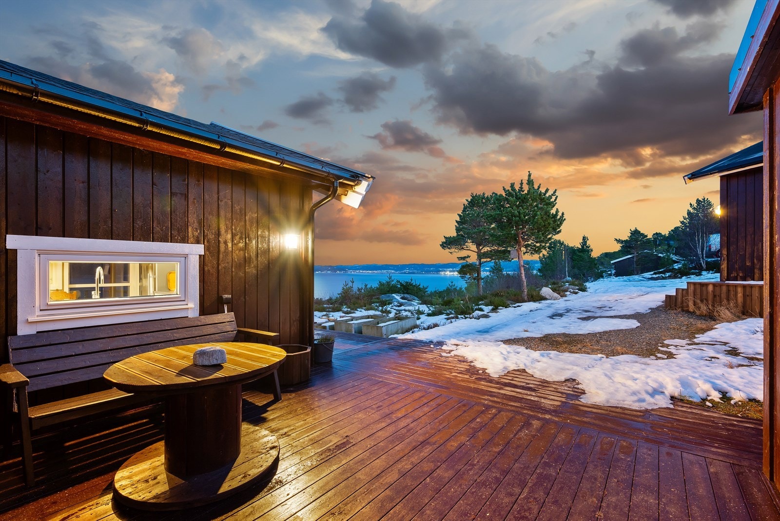 Hytta byr på flere attraktive uteområder som skaper perfekte rammer for sosiale og hyggelige sammenkomster med familie og venner. Galleribilde