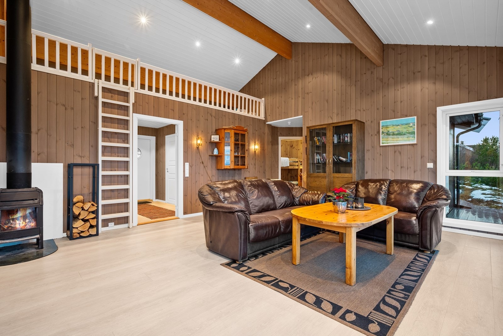 Åpen himling bidrar til en herlig og luftig atmosfære i stuen. Galleribilde