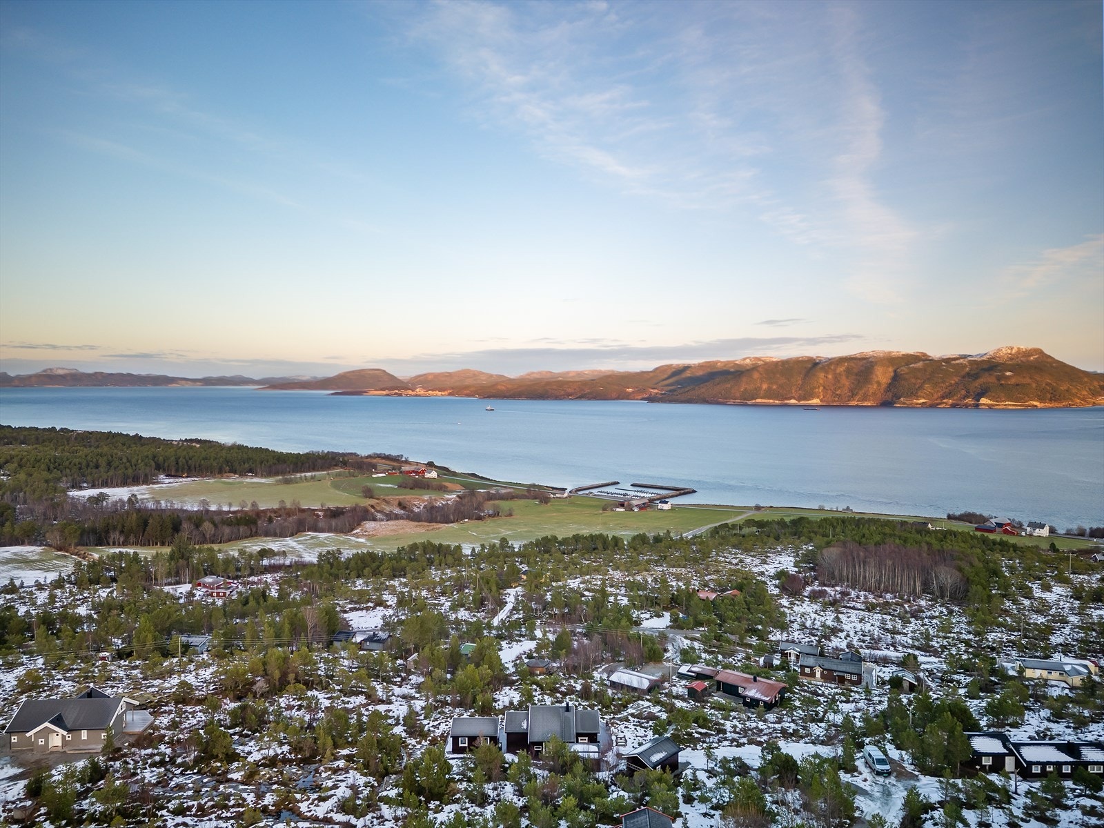 Stedet er tilrettelagt for aktive feriedager, med flotte turmuligheter rett utenfor døren. Galleribilde