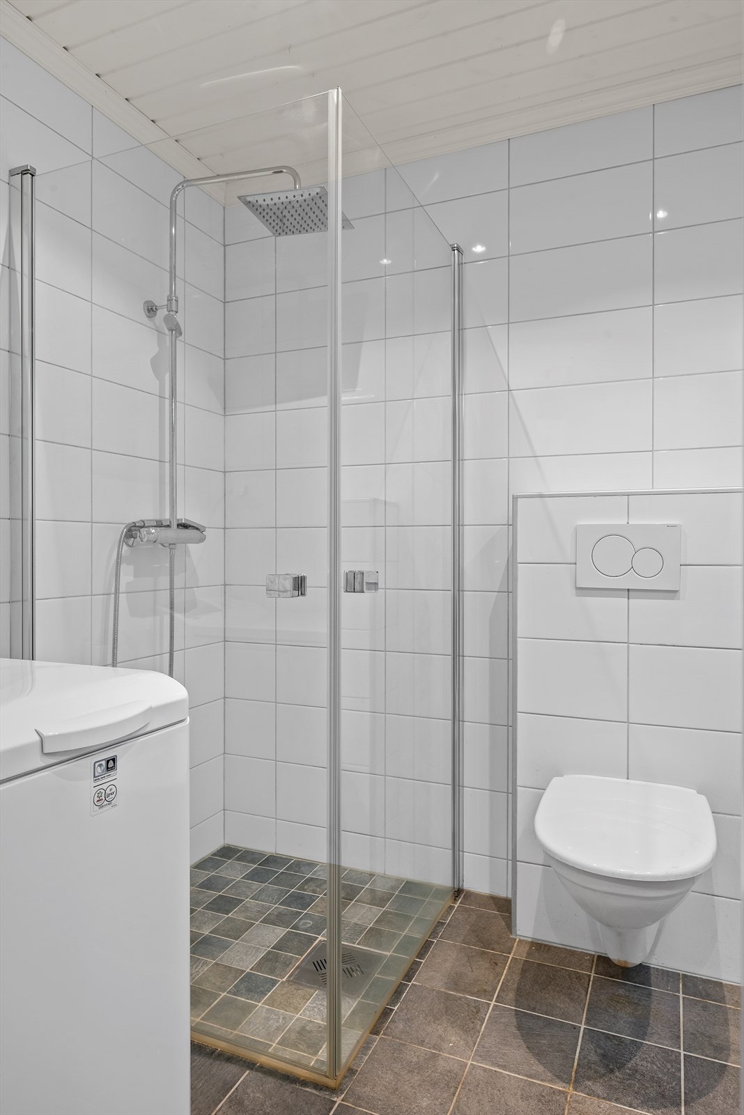 Dusjhjørnet er utstyrt med rengfallsdusj og innfellbare glassdører. Galleribilde