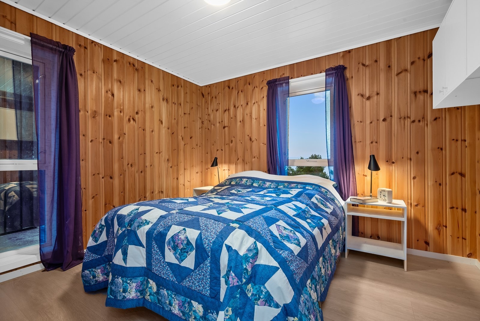 Hytta har 2 godkjente soverom på hhv. 9,5m² og 7,5m². Her er det god plass til dobbeltseng og tilhørende møblement. Galleribilde