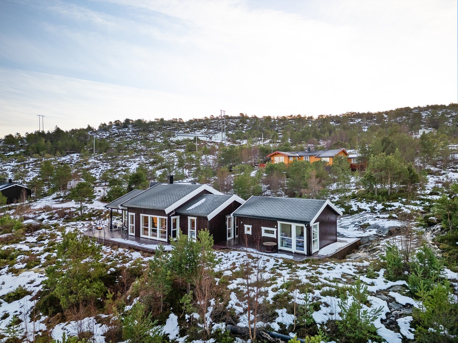 I Hamnabukta ligger Lensvik hurtigbåtkai, hvor man fraktes til Orkanger og Trondheim på rundt 30 minutter. Galleribilde