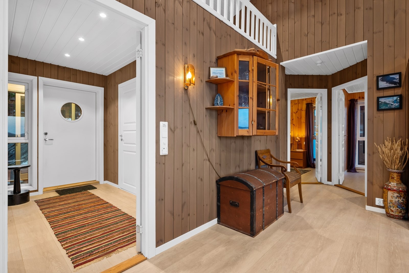 Hytta ble oppført i 2019, der en moderne standard suppleres av en lun og varm hytteatmosfære. Galleribilde